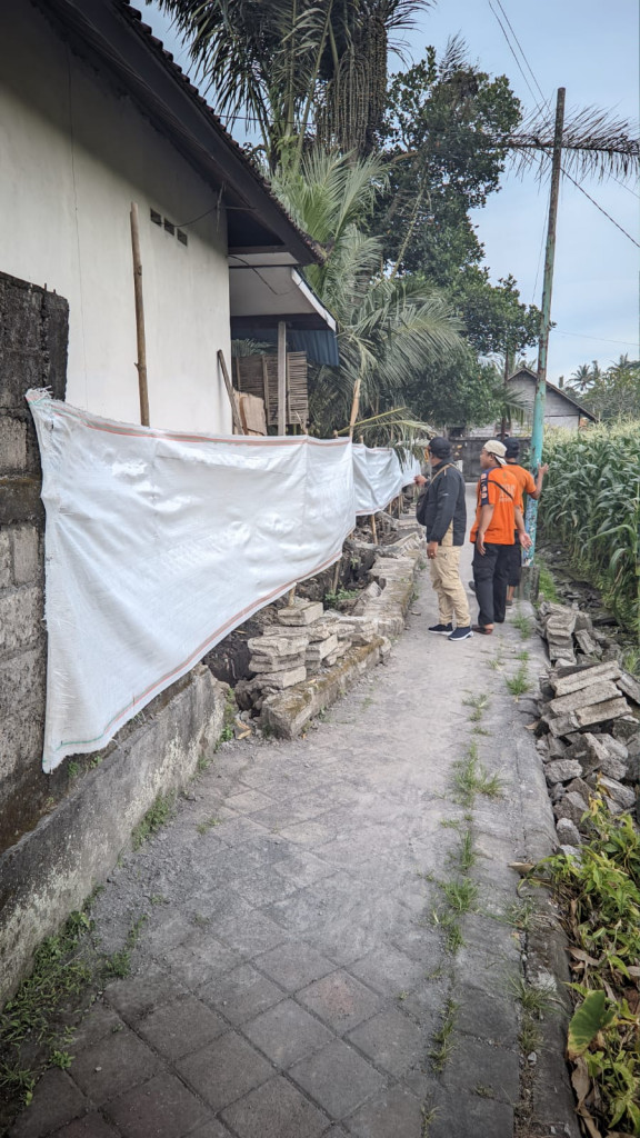 Tembok Roboh akibat Cuaca Ekstrim di Banjar Mambal Kajanan, Desa Mambal, Kecamatan Abiansemal Tanggal 09 Januari 2023